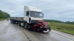Водитель иномарки погиб после столкновения с фурой на Ставрополье